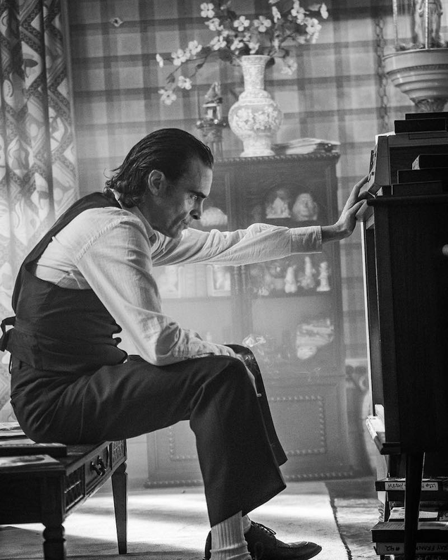 El director Todd Phillips anunció que estaba editando la película Joker con una nueva foto de Joaquin Phoenix.